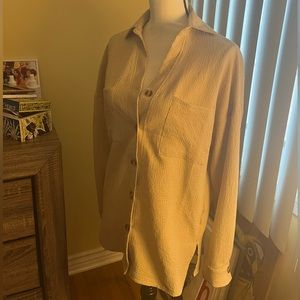 Beige blouse. 65% Polyester, 35% Cotton